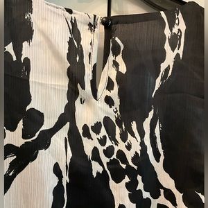 Sleeveless black and white sleeveless top